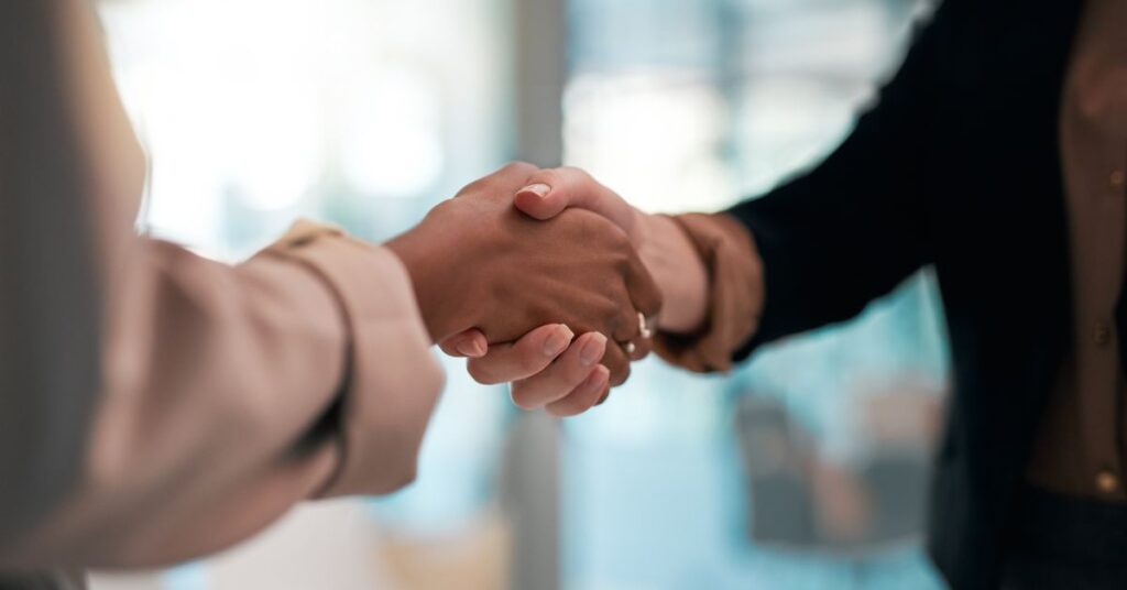 Requisitos de los pactos de no competencia para socios. Aprende cómo proteger los intereses empresariales de forma legal y equilibrada.