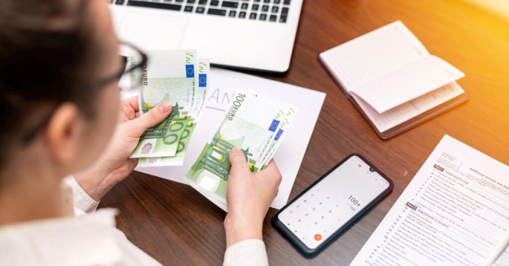 El SMI sube a 1.184€ en 2025, afectando a empresas y trabajadores. Conoce las nuevas cuantías y cómo adaptar tu negocio a este cambio salarial.